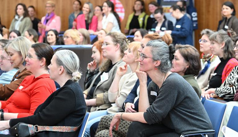 Publikum im Havel-Saal bei Frauen auf dem Weg 2026