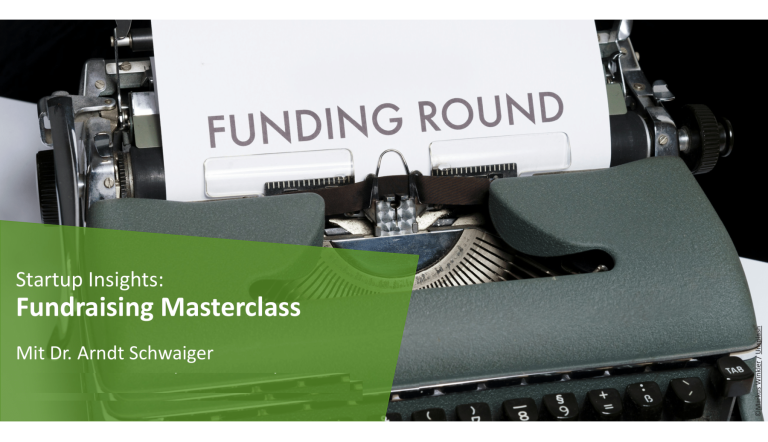 Schreibmaschine mit einem Blatt, auf dem Funding Roud steht