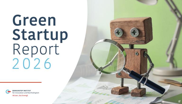 Figur aus Holz mit einer Lupe in der Hand