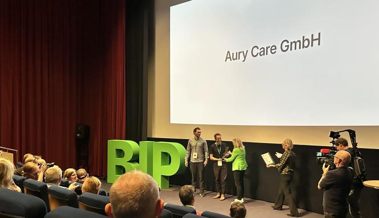 Aury Care auf der Bühne bei der Preisverleihung