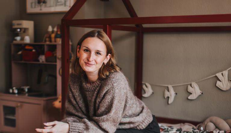 Laura Janz in einem Kinderzimmer