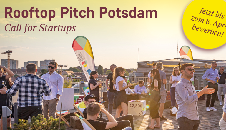 Bild vom Rooftop Pitch 2025 auf der Dachterrasse mit mehreren Menschen, die sich in lockerer Atomsphäre unterhalten