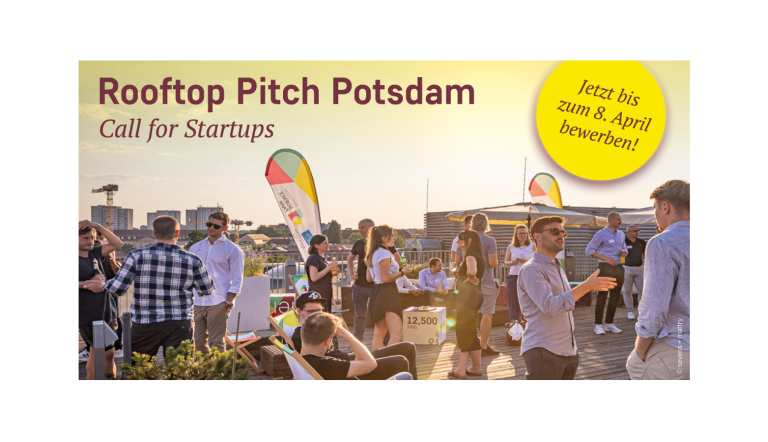 Bild vom Rooftop Pitch 2025 auf der Dachterrasse mit mehreren Menschen, die sich in lockerer Atomsphäre unterhalten