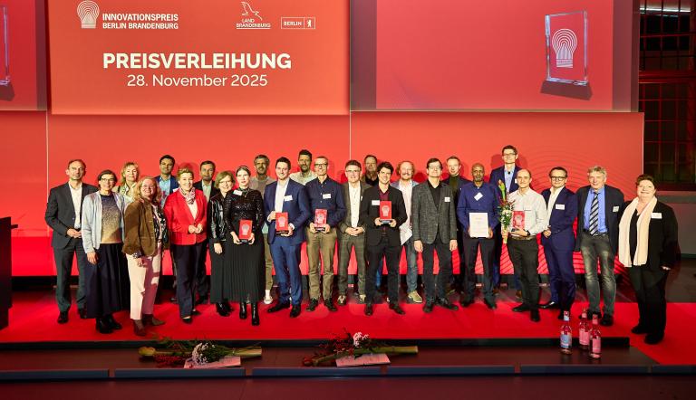 Alle Preisträger beim Innovationspreis Berlin Brandenburg 2025 auf der Bühne