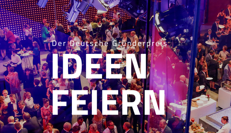Viele Menschen in einem großen Saal und die Aufschrift "Der Deutsche Gründerpreis, Ideen feiern"