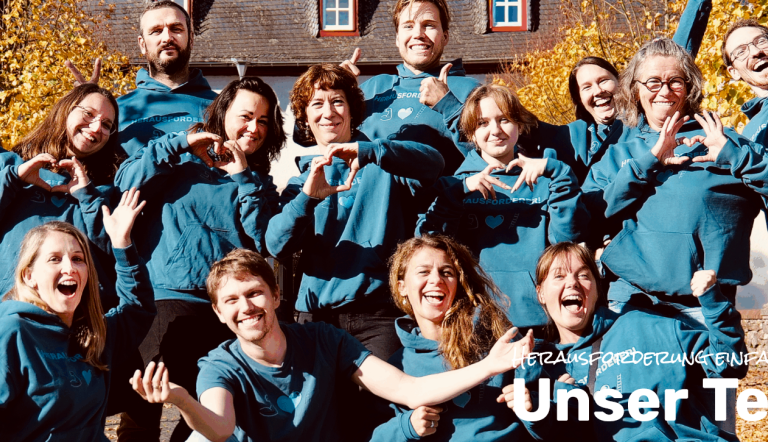 Gruppe von Menschen, die in die Kamera lächeln