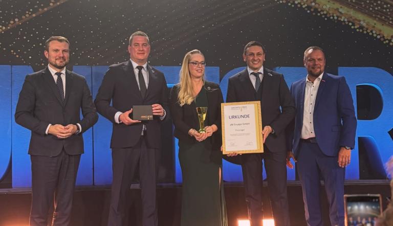 2M Gruppe, Wirtschaftsminister Keller und Vorstand der Handwerkskammer, Robert Wüst, bei der Preisverleihung auf der Bühne