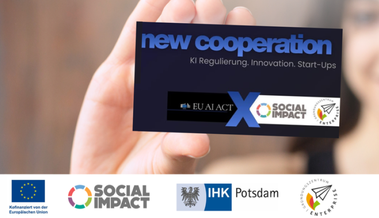 Eine Frau im Hintergrund, die eine Karte in der Hand hält, sowie die Logos der Partner