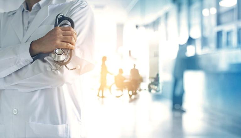 Oberkörper eines Arztes im Krankenhaus