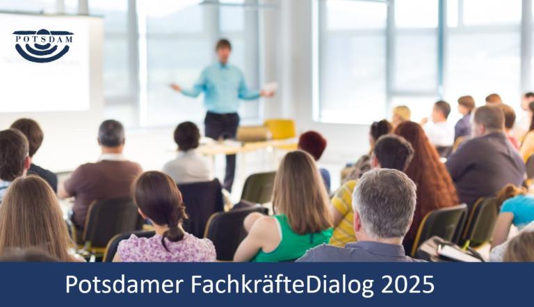 Ein Mensch spricht vor sitzendem Publikum in einem Raum sowie Titel der Veranstaltung