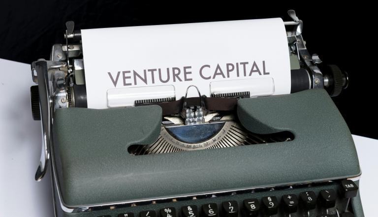 Schreibmaschine mit Blatt, auf dem Venture Capital steht