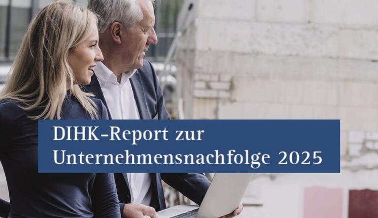 Ein älterer Mann und ein junge Frau vor einem Laptop