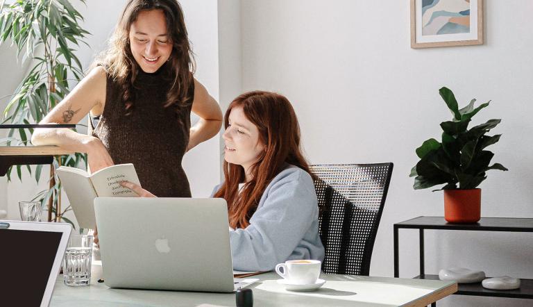 Teambüro im Office Club Potsdam und zwei Menschen
