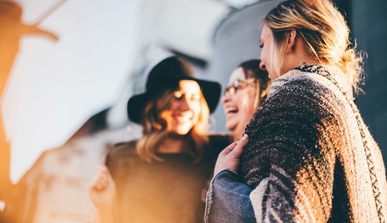 Drei Frauen, die lachen