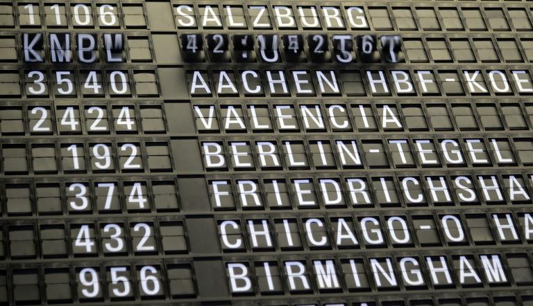 Flughafenanzeige mit Anzeigen zu verschiedenen Standorten