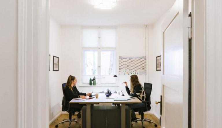 2 Frauen am Schreibtisch