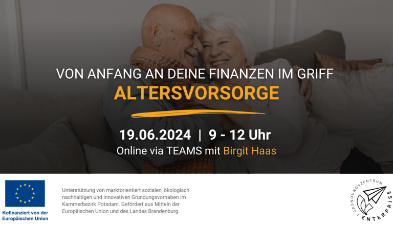 Ein älteres Paar auf der Couch sowie Veranstaltungsdatum und -titel