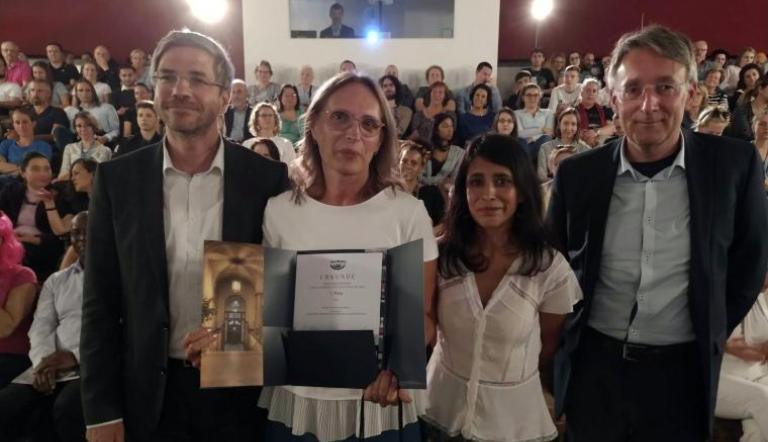 Den Integrationspreis der Landeshauptstadt Potsdam hat Elzbieta Barwinska-Hohenberger (2.v.l., Social Impact gGmbH) von Oberbürgermeister Mike Schubert, der Vorsitzenden des Migrantenbeirates Diana Gonzaléz Olivo und dem Vorsitzenden der Stadtverordnetenversammlung, Peter Heuer (r.), überreicht bekommen.