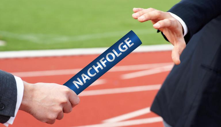 Übergabe eines Staffelstabs, auf dem "Nachfolge steht", von einer Hand in die andere