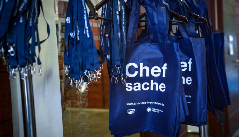 Blaue Beutel mit der Aufschrift "Chefsache"