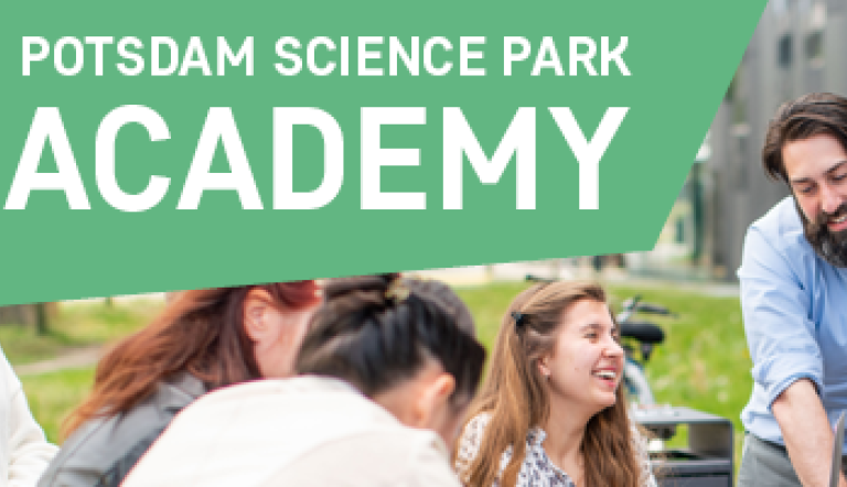 Lachende Menschen, die sich unterhalten und die Aufschrift "Potsdam Science Park Academy" in weißer Schrift auf gründem Hintergrund