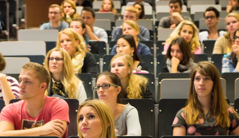 Studierende im Hörsaal