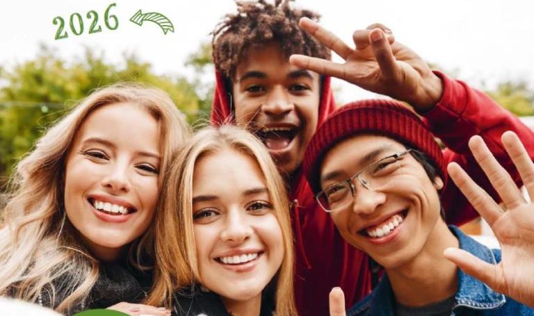 4 junge Menschen lächeln in die Kamera