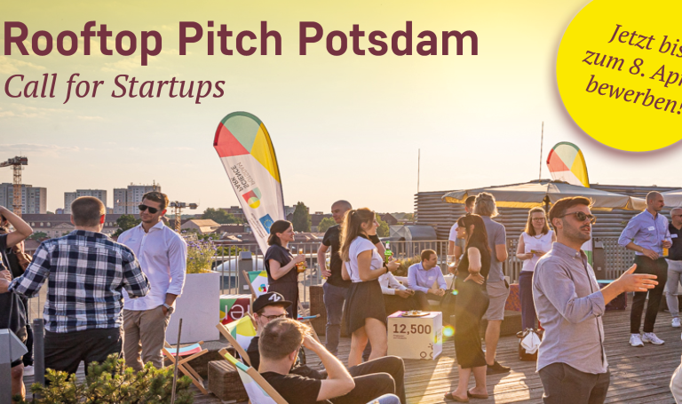 Bild vom Rooftop Pitch 2025 auf der Dachterrasse mit mehreren Menschen, die sich in lockerer Atomsphäre unterhalten