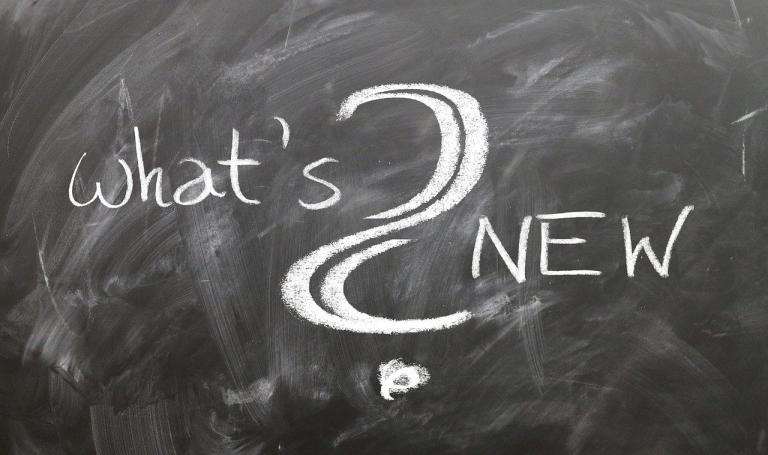 Tafel mit der Aufschrift "What's New" mit Fragezeichen